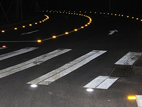 Uso de púas solares cuadradas para carreteras en Sudáfrica